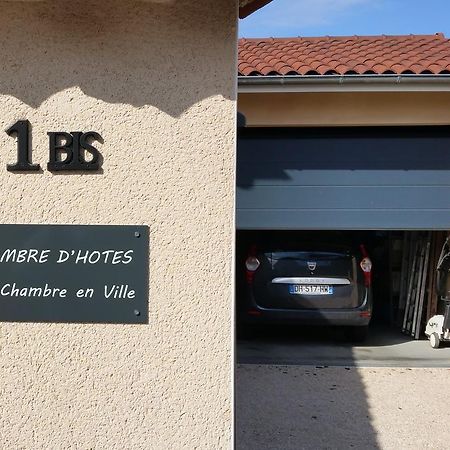 Une Chambre En Ville Savigneux  ภายนอก รูปภาพ