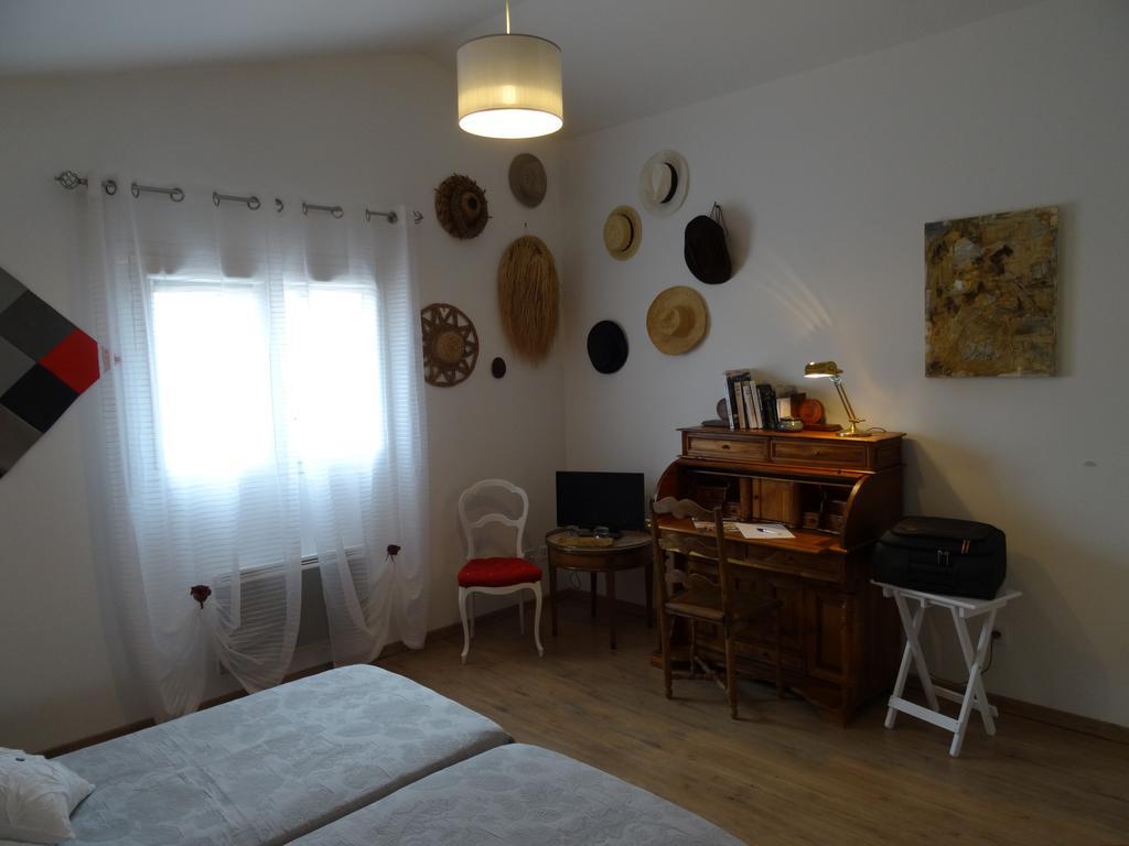 Une Chambre En Ville Savigneux  ภายนอก รูปภาพ