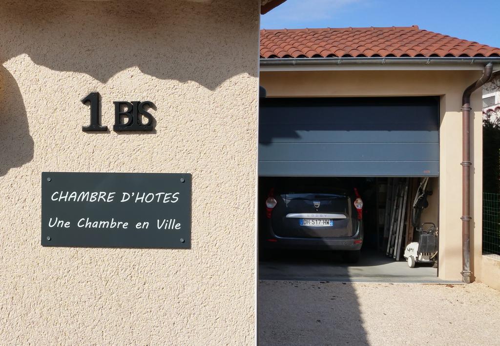 Une Chambre En Ville Savigneux  ภายนอก รูปภาพ